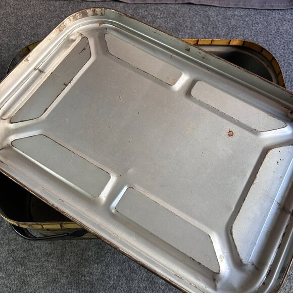 VTG METAL TIN TAN WOVEN WEAVE PATTERN PICNIC BASKET W/ HANDLES 13”x5”x 8.5” - Picture 8 of 16